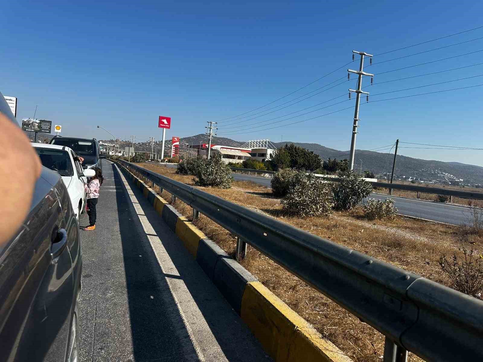 Karayolunda dilendirilen küçük çocukları adeta ölümle dans ettiriyorlar
