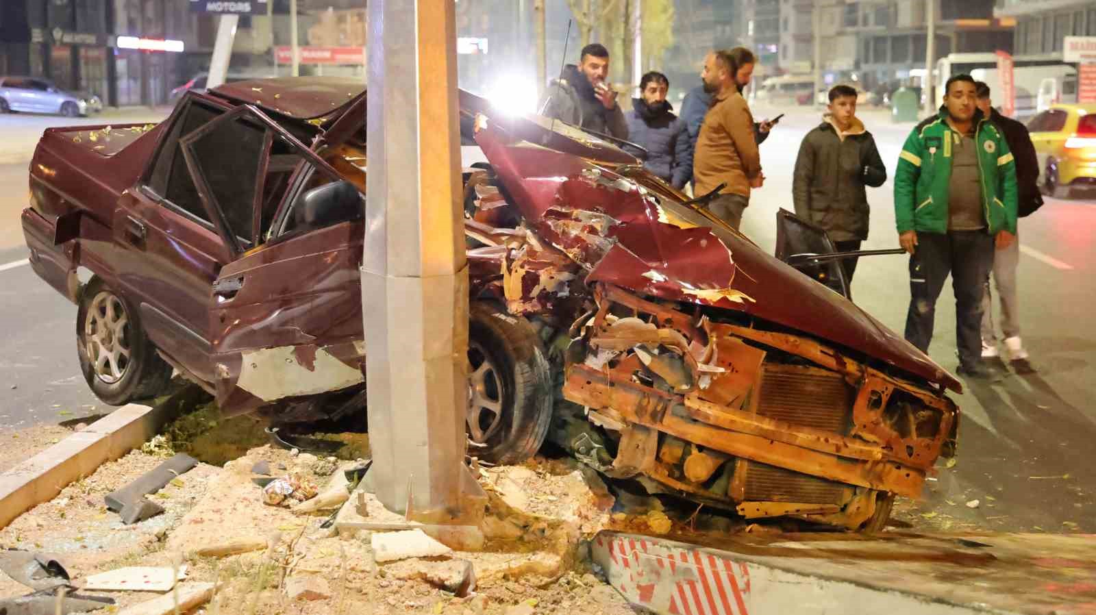 Otomobilin hurdaya döndüğü kazada 2 kişi yaralandı
