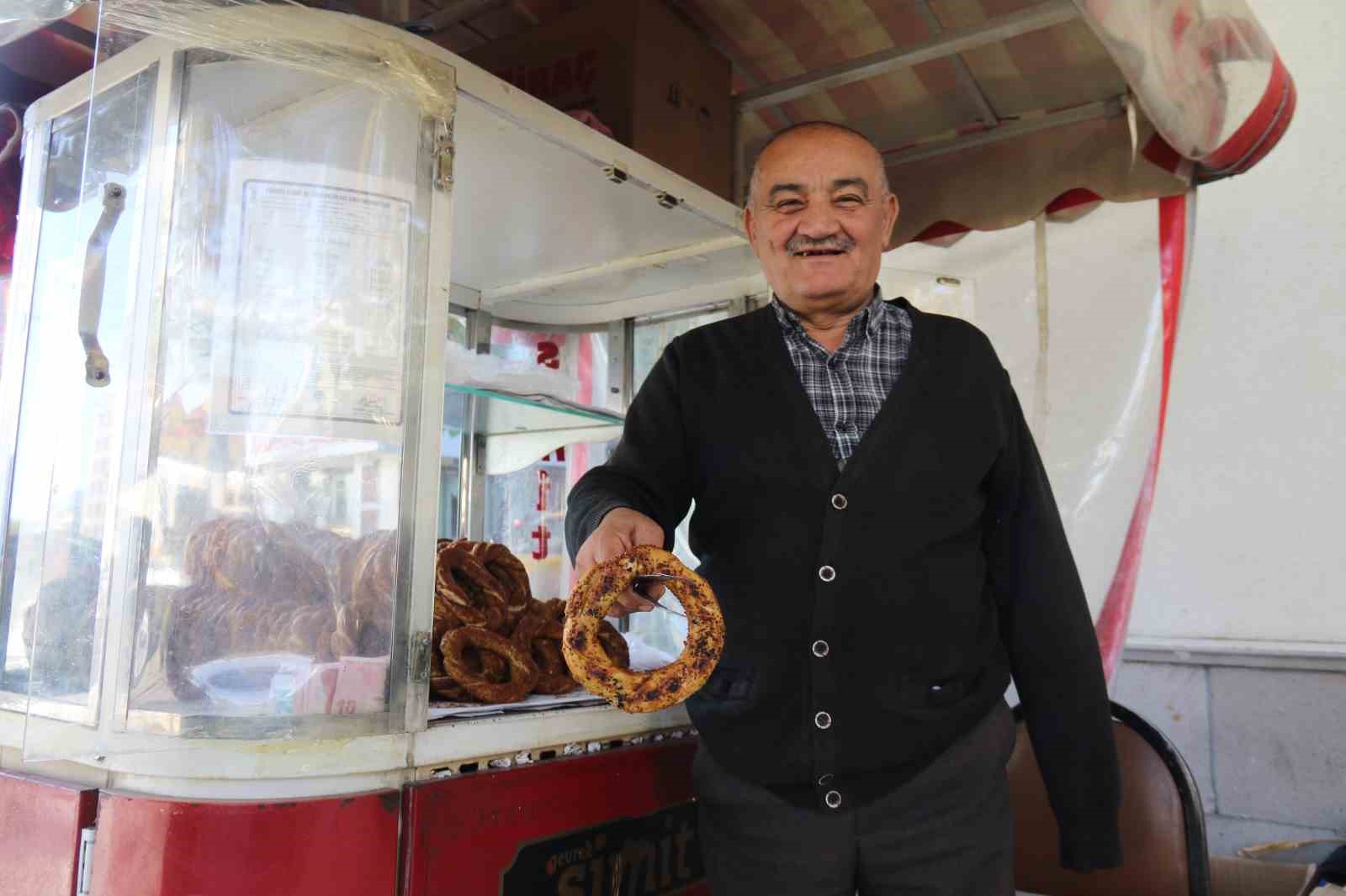 Tek koluna rağmen hayata dört elle sarılan simitçinin azmi takdir topluyor
