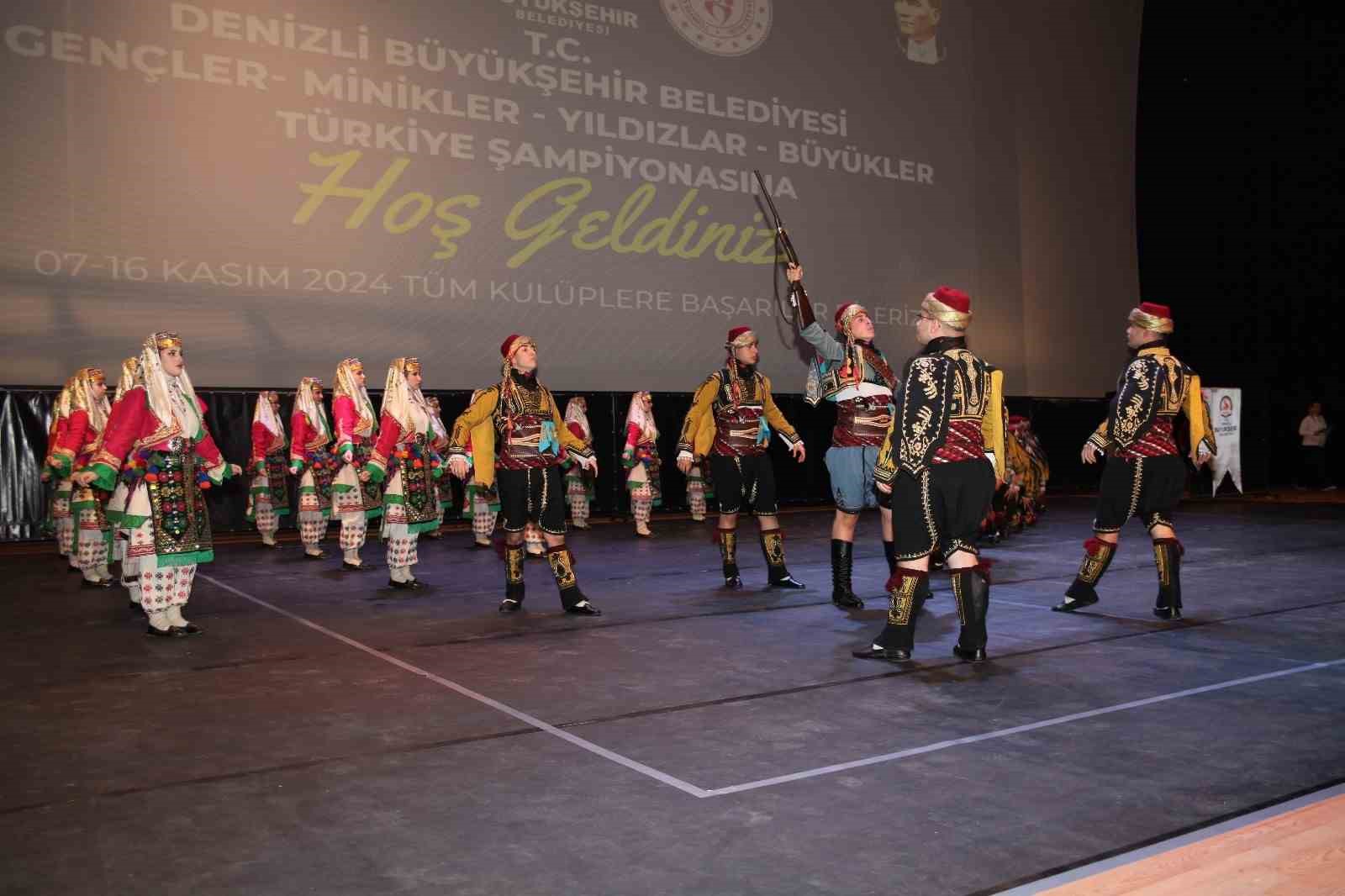 Ayna Folklor ekibi Denizli’de Türkiye 3.sü oldu
