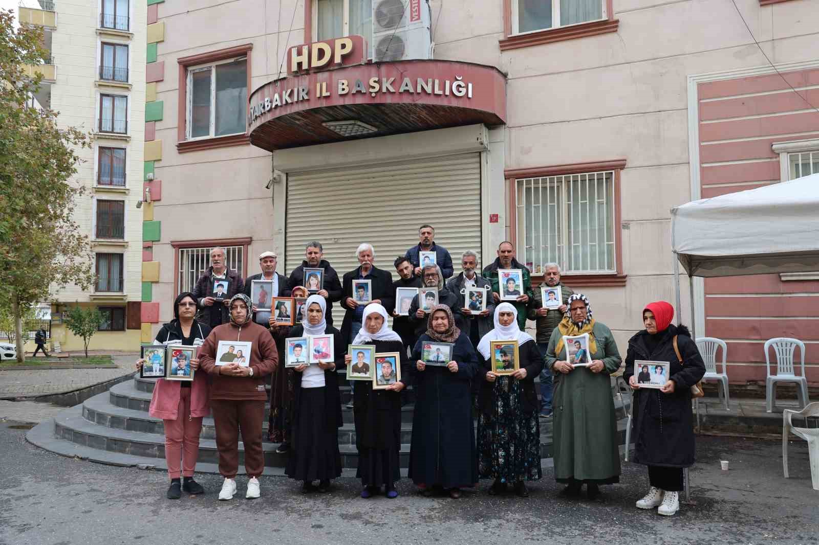 Kanser hastası anne evladının yolunu gözlüyor
