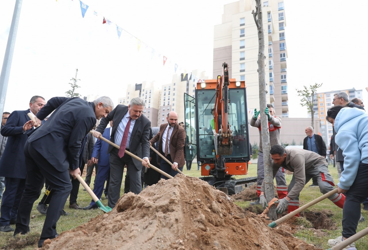 Başkan Palancıoğlu’nun yeşil projesi: “Melikgazi’de fidan değil: ağaç dikiyoruz”
?v=1