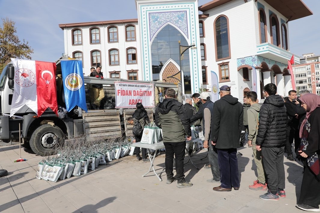 Kütahya’da vatandaşlara 2 bin 500 fidan dağıtıldı
?v=1