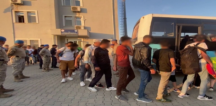 Balıkesir’de bir haftada 108 düzensiz göçmen ve 2 organizatör yakalandı