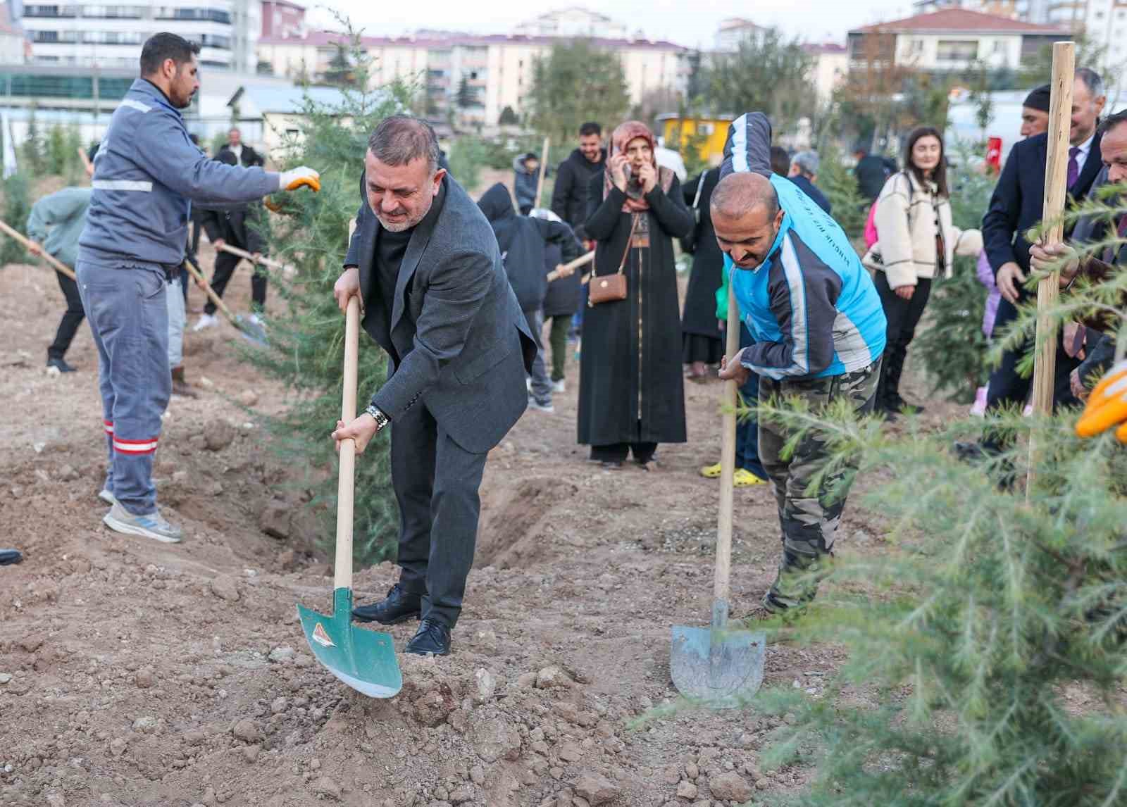 Sincan Belediye Başkanı Ercan, vatandaşlar ile birlikte fidan dikti
?v=1