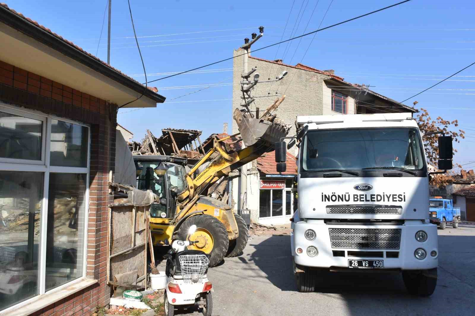 İnönü’de tehlike saçan metruk bina yıkıldı
?v=1