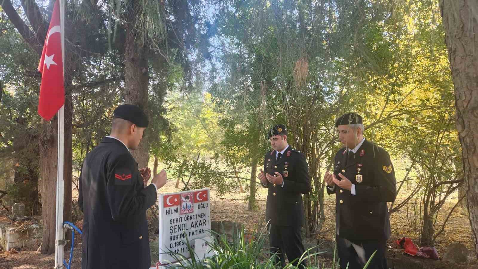 Türkiye’nin ilk şehit öğretmeni mezarı başında anıldı
?v=1