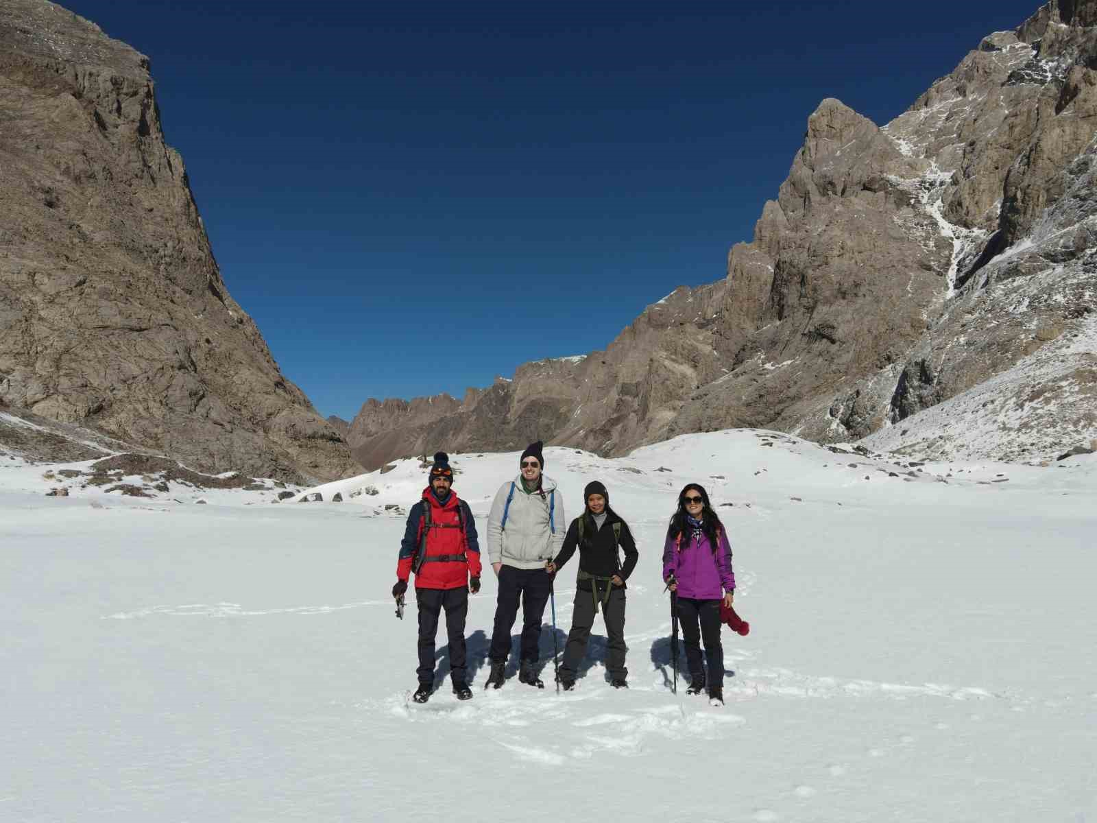 Hakkari’de 20 bin yıllık buzul bölgesinde muhteşem manzaralar oluştu
?v=1