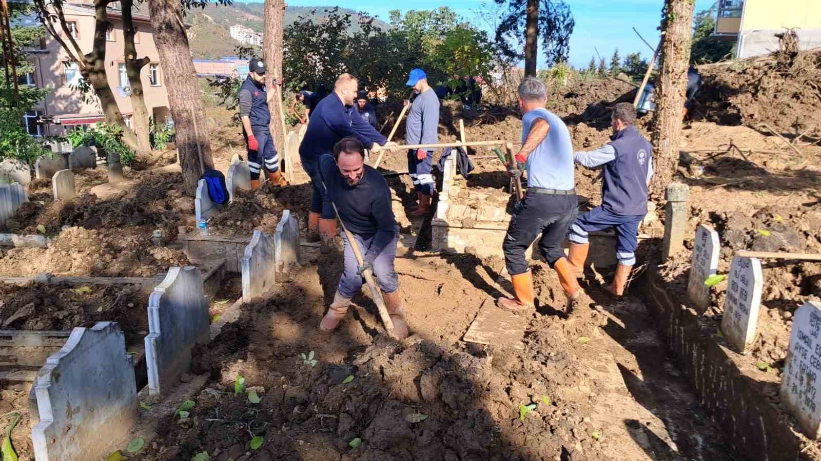 Trabzon’da mezarlıklardaki afet hasarları giderildi
?v=1