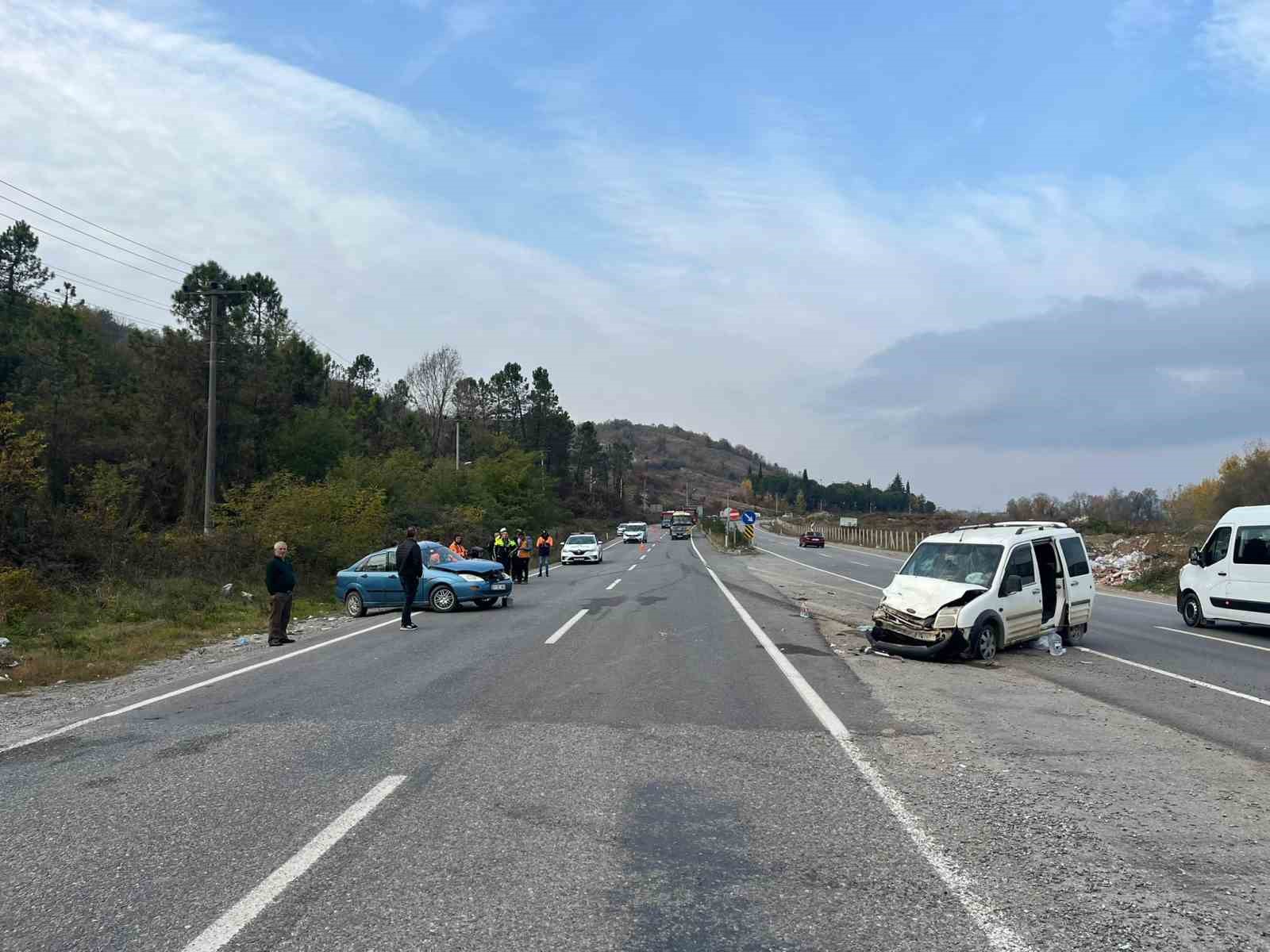  U  dönüşü yapan otomobil hafif ticari araçla çarpıştı: 6 yaralı
