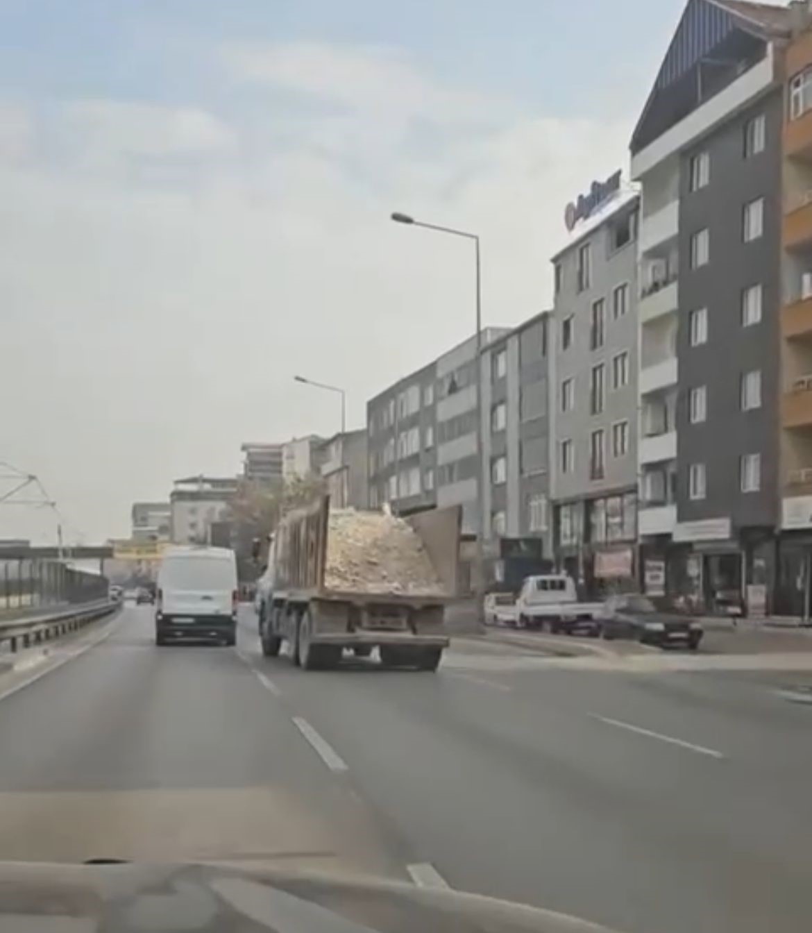 Bursa’da moloz yüklü kamyon tehlike saçtı
