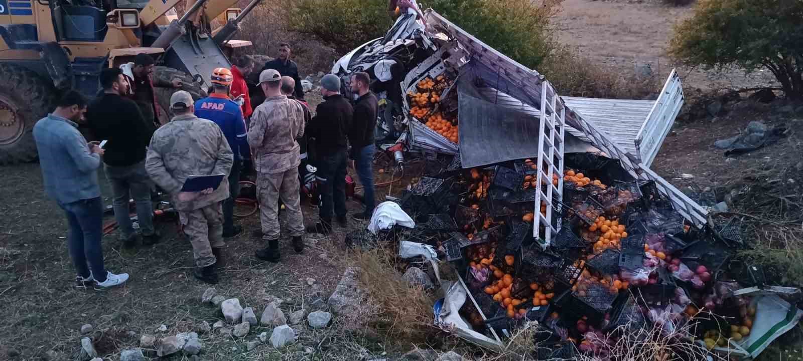 Bitlis’te meyve yüklü kamyonet devrildi: 1 ölü, 1 yaralı
