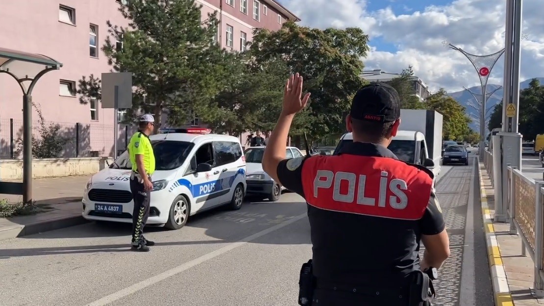 Erzincan’da 23 yıl 10 ay hapis cezası bulunan 23 şahıs yakalandı
?v=1