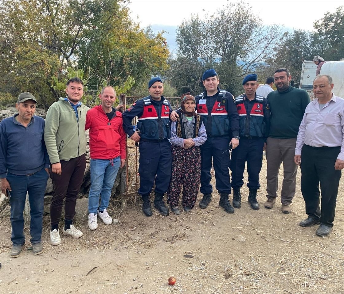 Kayıp Alzheimer hastası yaşlı kadını jandarma buldu
