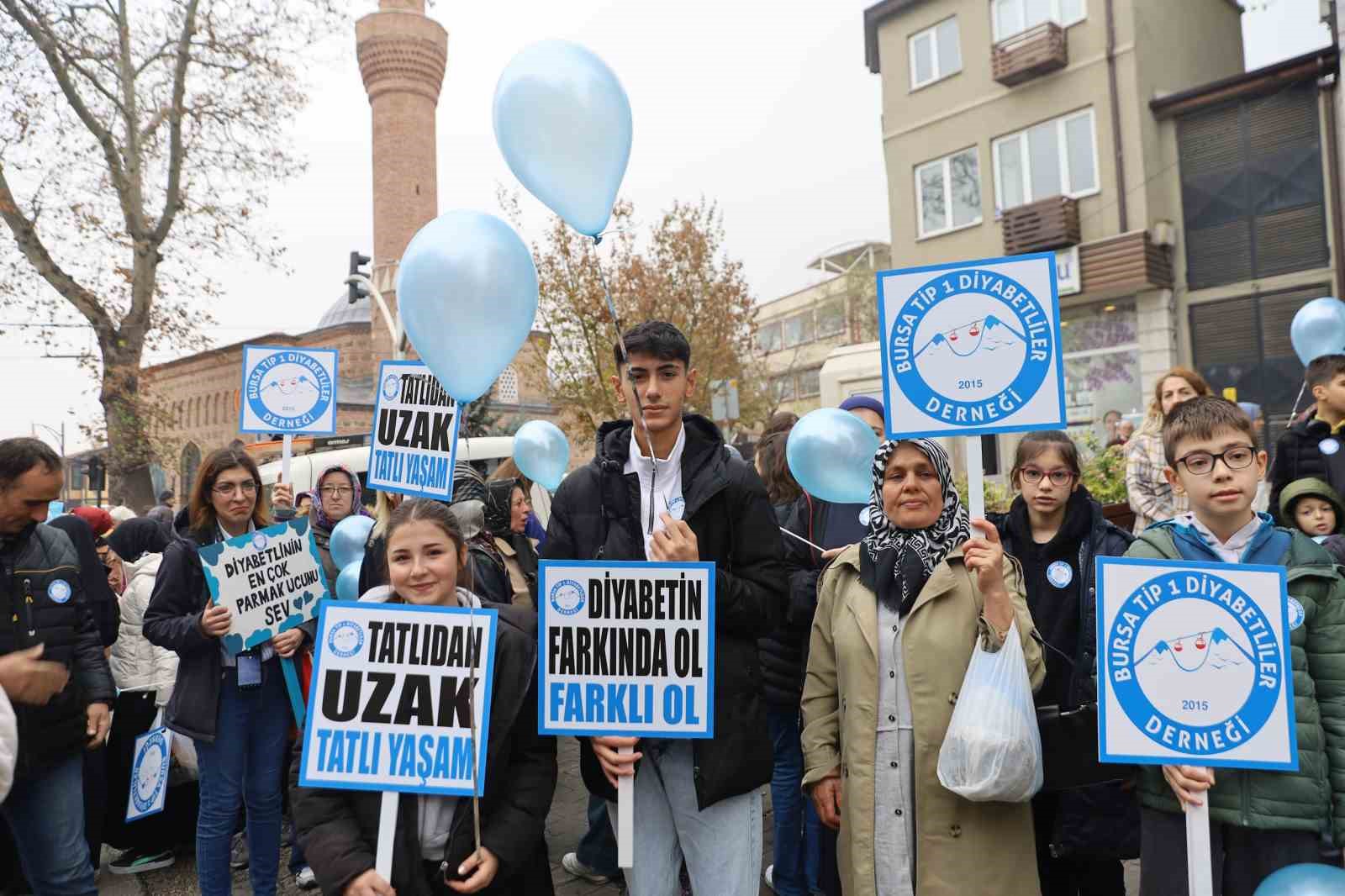 Diyabete dikkat çekmek için mavi balonlar gökyüzüne bırakıldı
