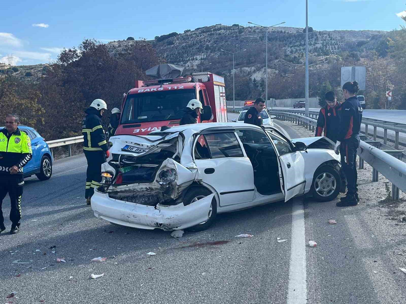 Burdur’da 3 aracın karıştığı zincirleme kazada 2 kişi yaralandı
