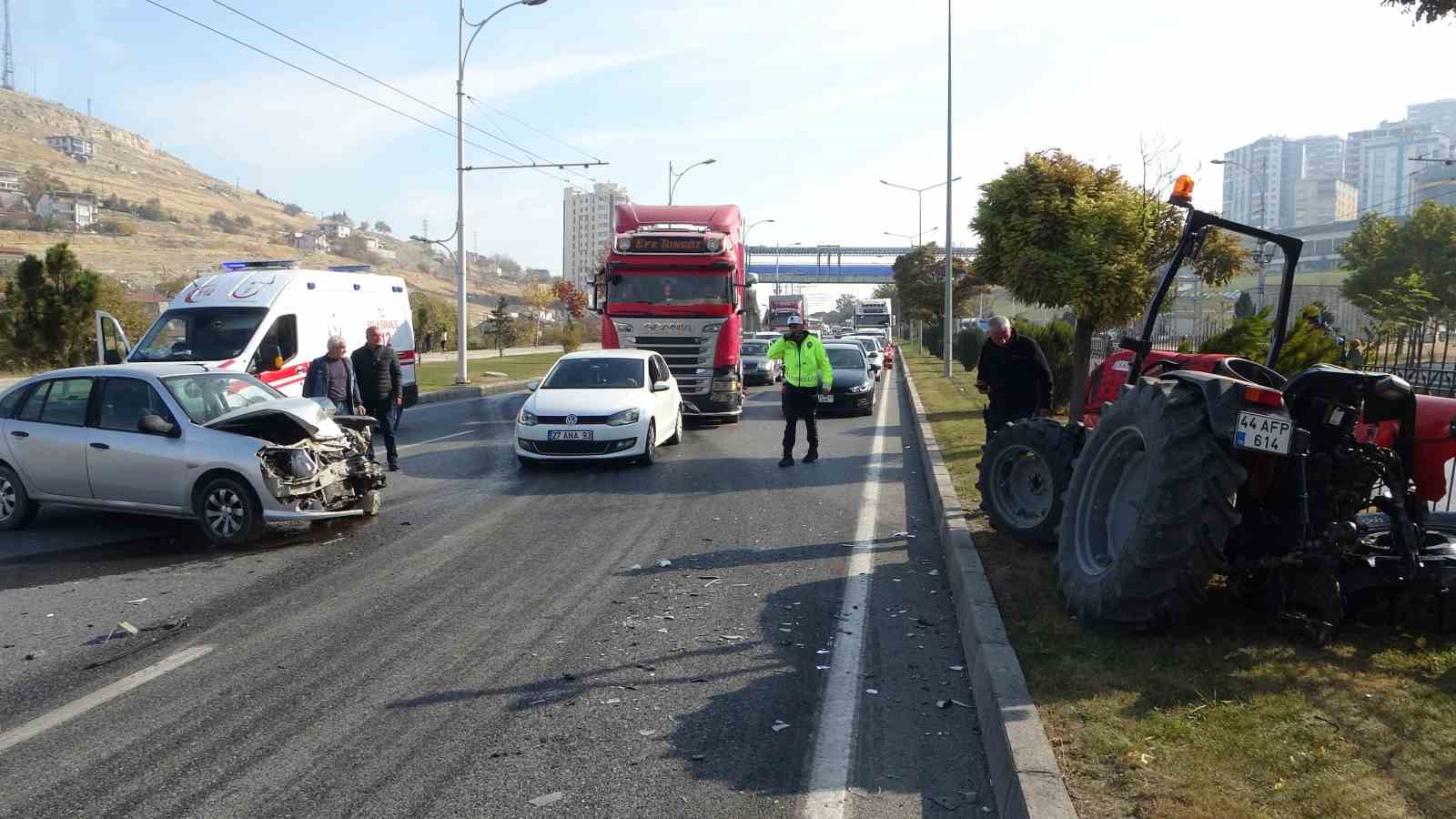 Otomobil ile traktör çarpıştı: 2 yaralı
?v=1