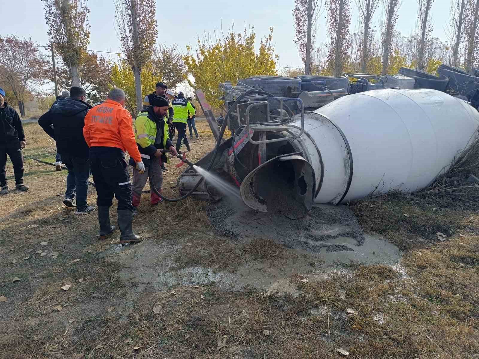 Devrilen beton mikseri içindeki beton boşaltılarak kaldırıldı
?v=1