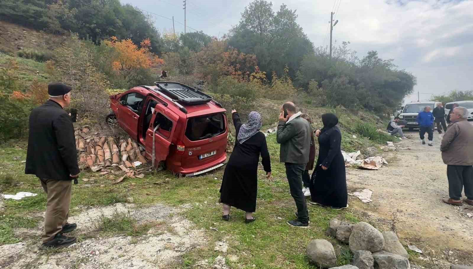 Dedesinin aracını kaçıran ve polisten kaçan çocuk 5 metrelik şarampole yuvarlandı
