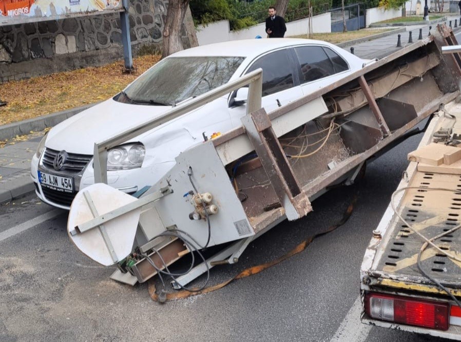 Kamyonetteki bıçkı makinesi otomobilin üzerine düştü
?v=1