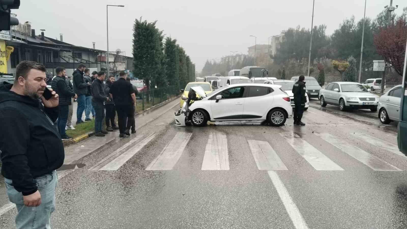 İki otomobilin çarpıştığı kazada 1 kişi yaralandı
?v=1