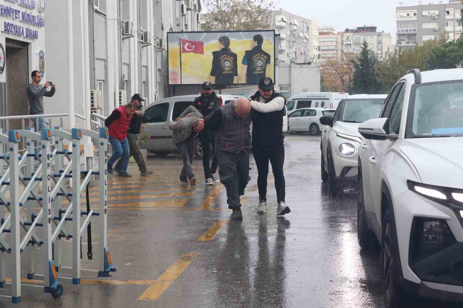 İzmir’de 1 bebeğin öldüğü zehirlenme olayıyla ilgili 3 şüpheli adliyede
?v=1