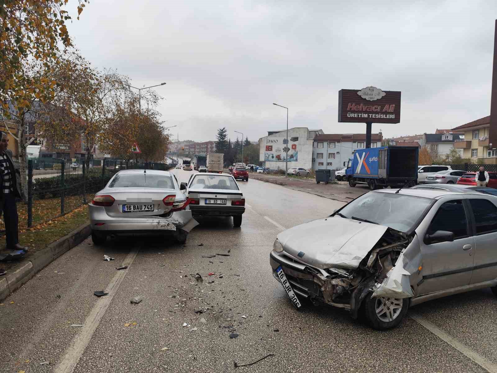 Zincirleme kazada 1’i bebek 3 kişi yaralandı
