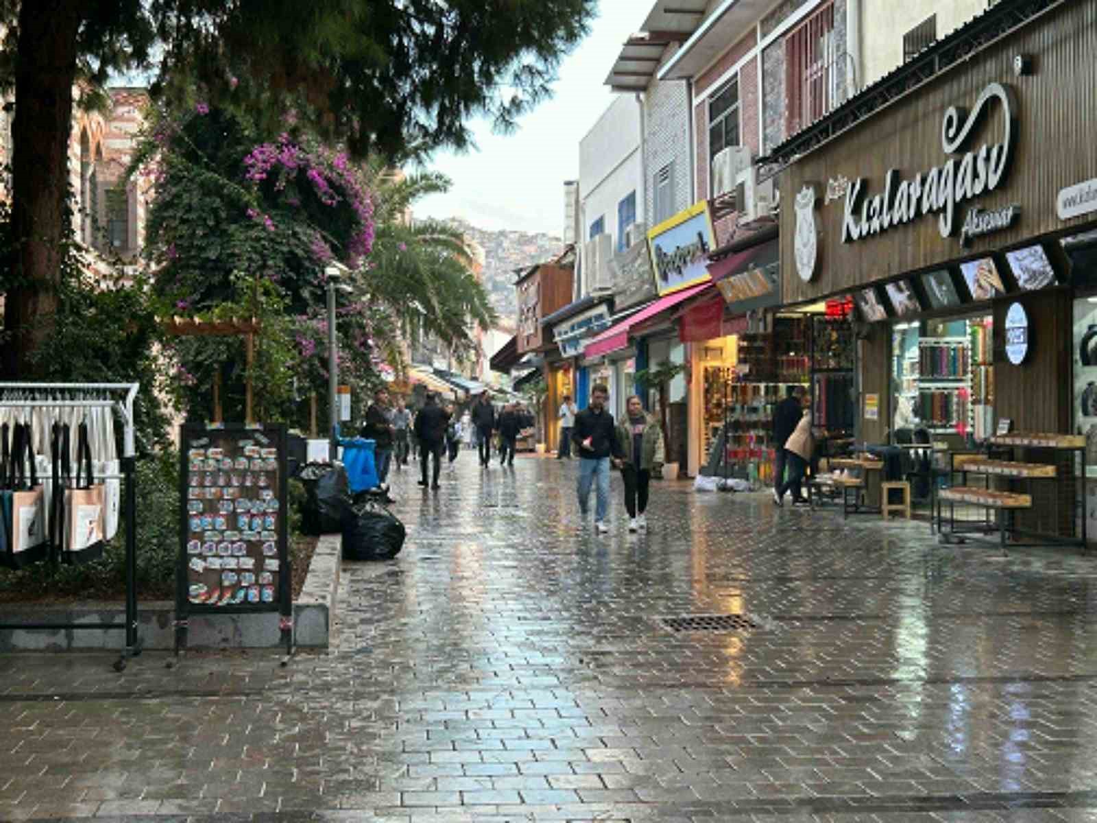 İzmir’de sağanak etkili oldu: Kemeraltı’nı su bastı, araçlar mahsur kaldı
?v=1