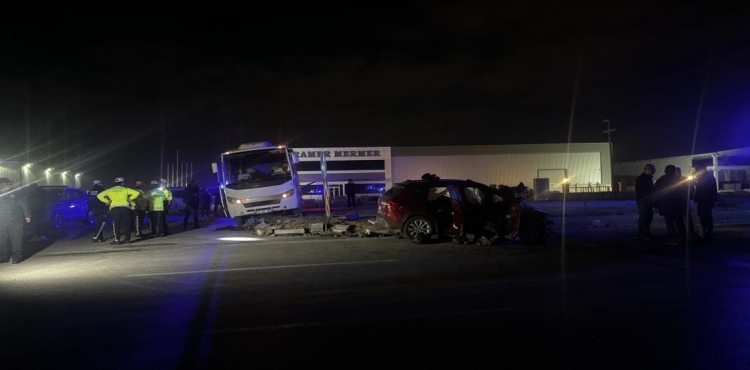 Polis minibüsü ile otomobil çarpıştı: 1 ölü, 11 yaralı
