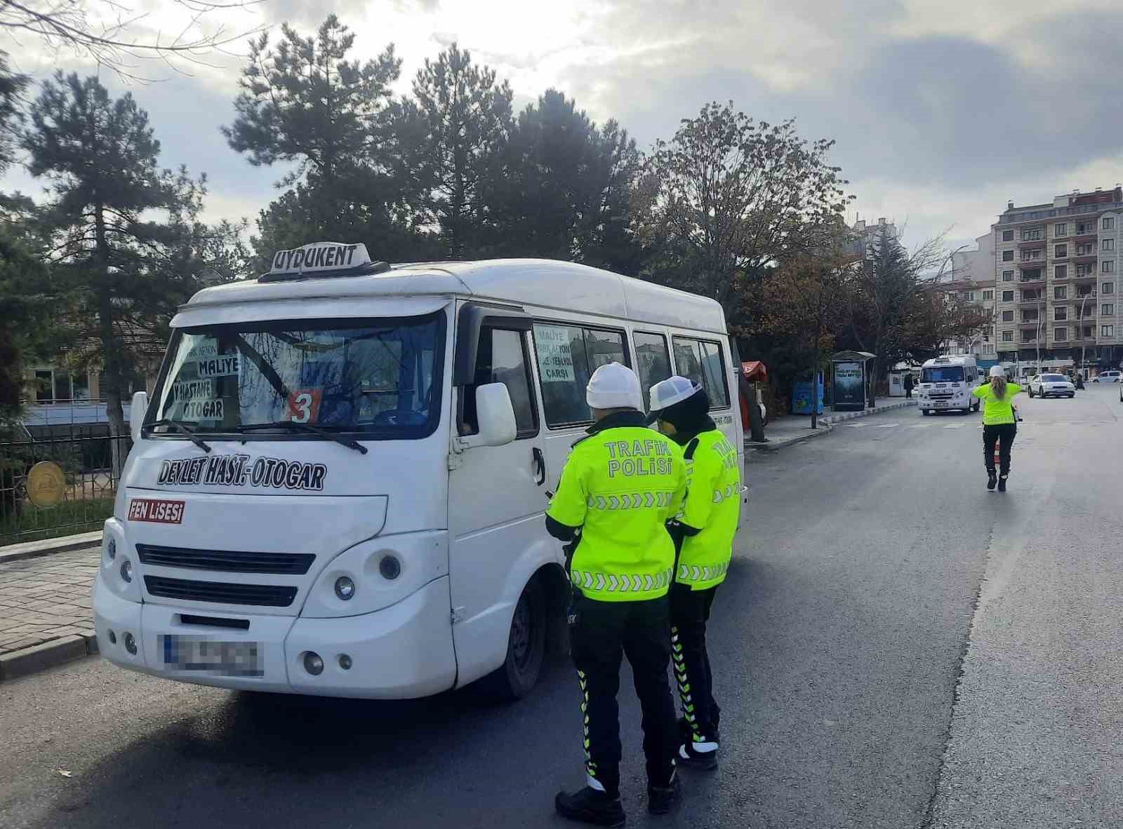 2024 yılında denetlenen dolmuş sürücülerinin 3’de birine trafik cezası kesildi
?v=1