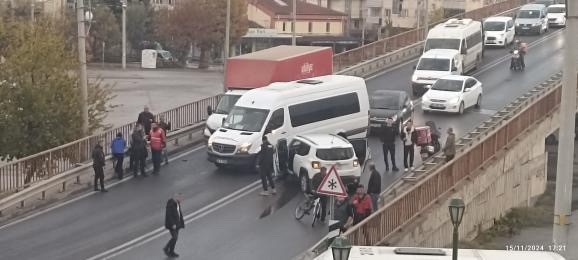 Köprüdeki kaza trafiğin tıkanmasına yol açtı
?v=1