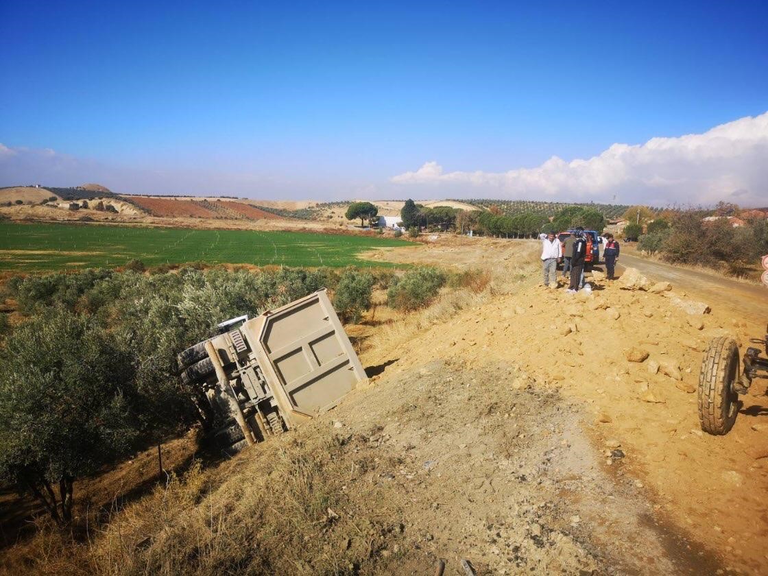 Manisa’da toprak yüklü kamyon zeytin bahçesine devrildi: 1 yaralı
?v=1