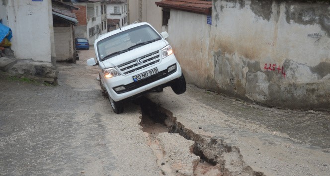 Niksar’da, belediye çalışmaları yetersiz kaldı, araç çukura saplandı
?v=1