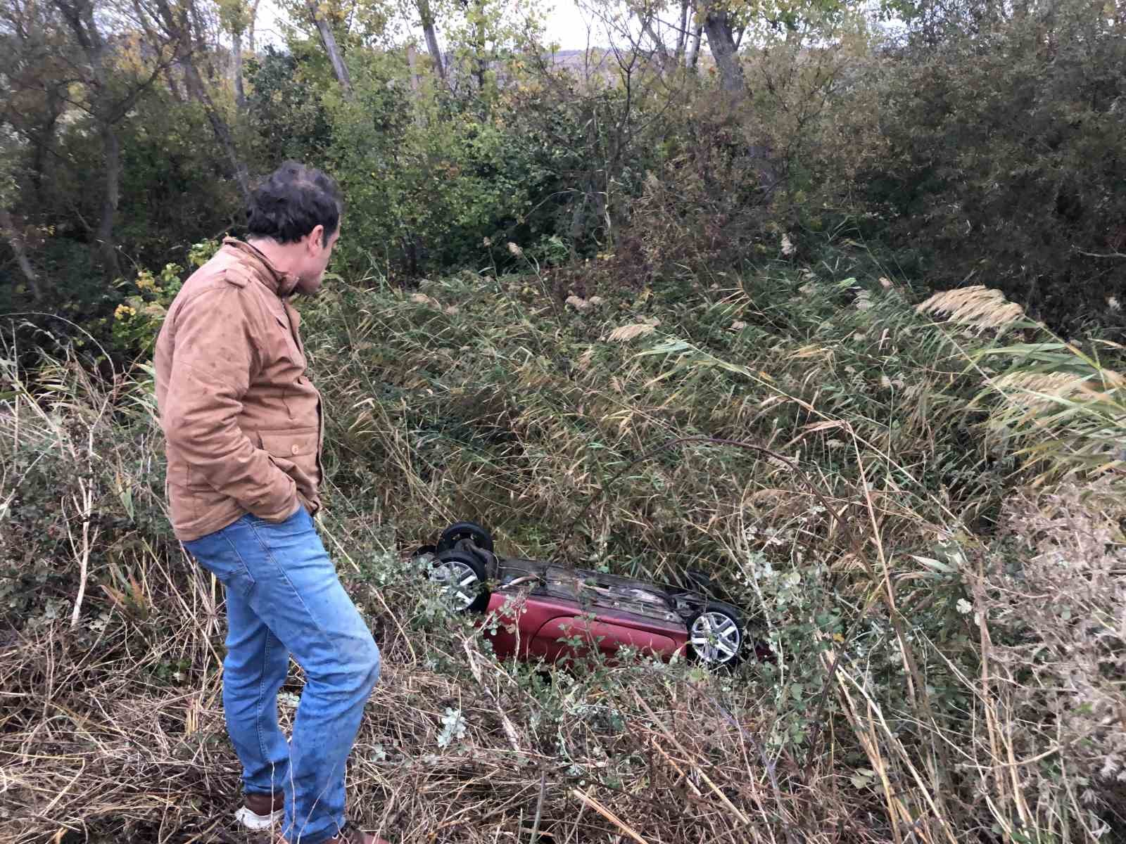 Takla atarak dereye uçan otomobilden burnu bile kanamadan çıktı
?v=1