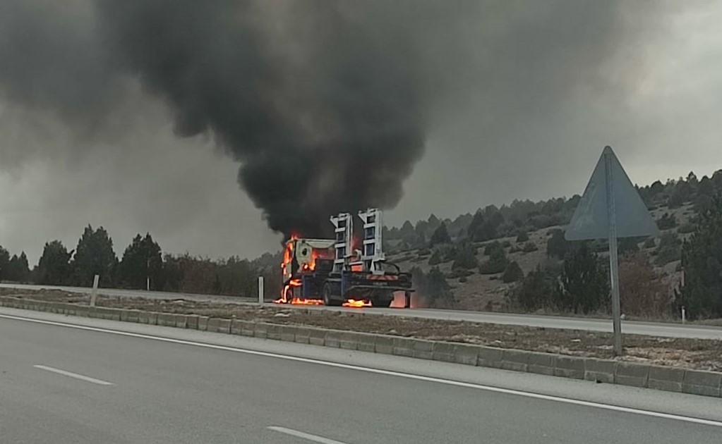 Konya’da oto çekici alev alev yandı
