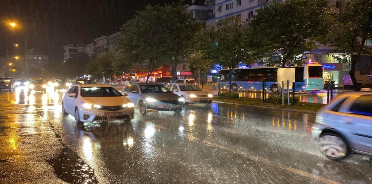 Antalya’da aniden bastıran sağanağa vatandaşlar hazırlıksız yakalandı