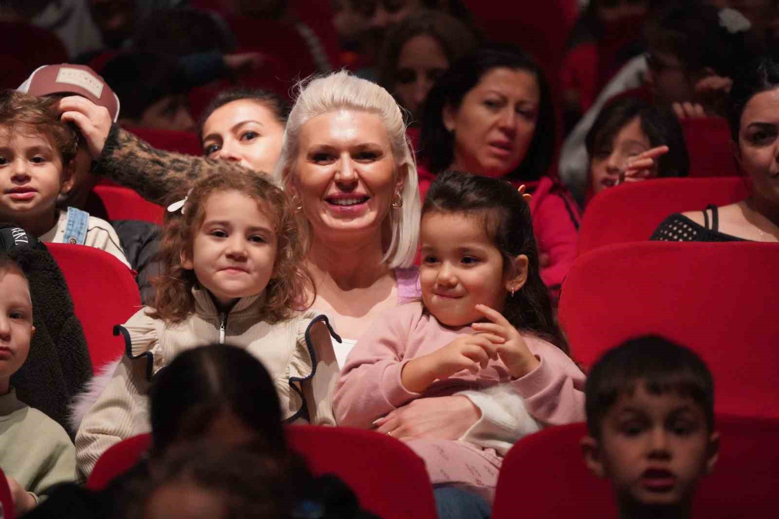  Tavşan ile Kaplumbağa  oyununa çocuklar büyük ilgi gösterdi
