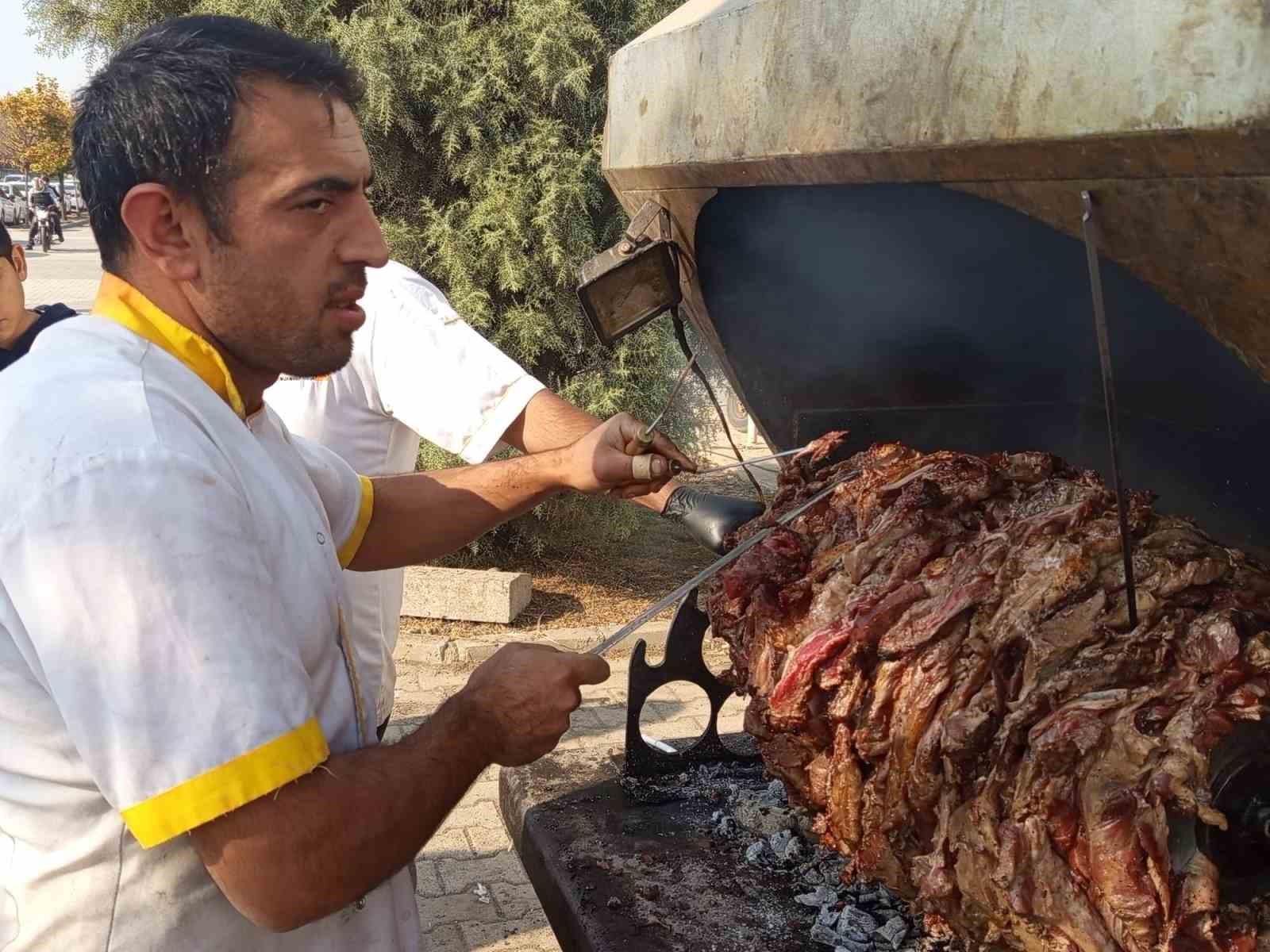 Ciğer kenti Diyarbakır’da cağ kebabı ustası ve lisanslı arıcı, fuarda ürünlerini sergiledi
?v=1