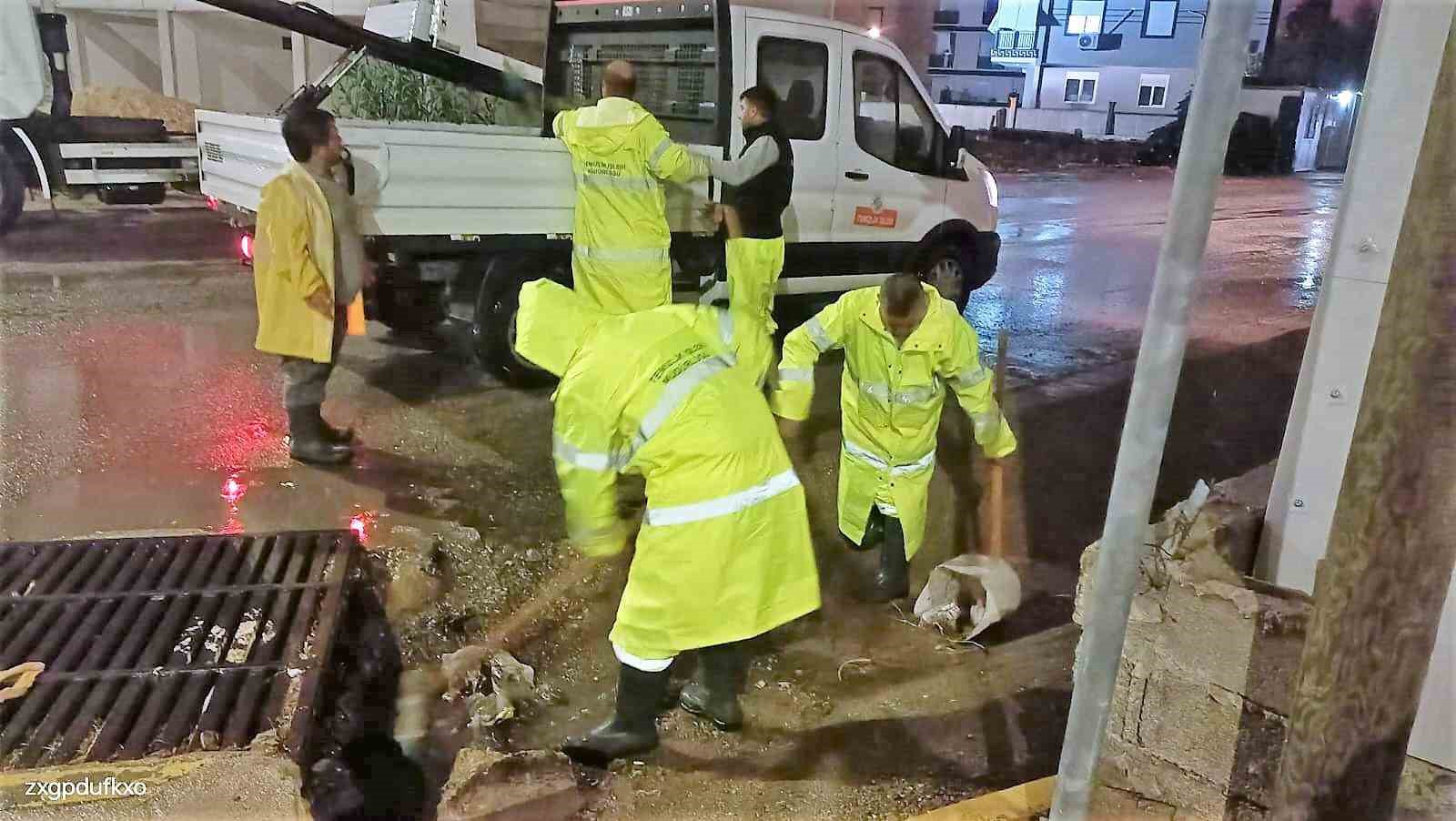 Kepez’den su taşkınına karşı gece mesaisi
?v=1