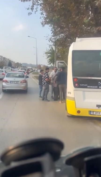 Aracını otobüs durağına çekti, kendisini uyaran şoföre silah çekti
