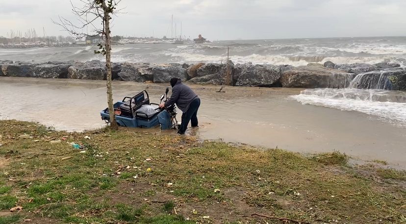 Kadıköy’de dev dalgalar sahile taştı
?v=1