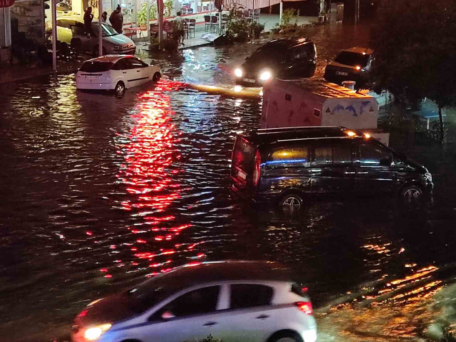 Fethiye’de sağanak yağış yolları göle çevirdi
