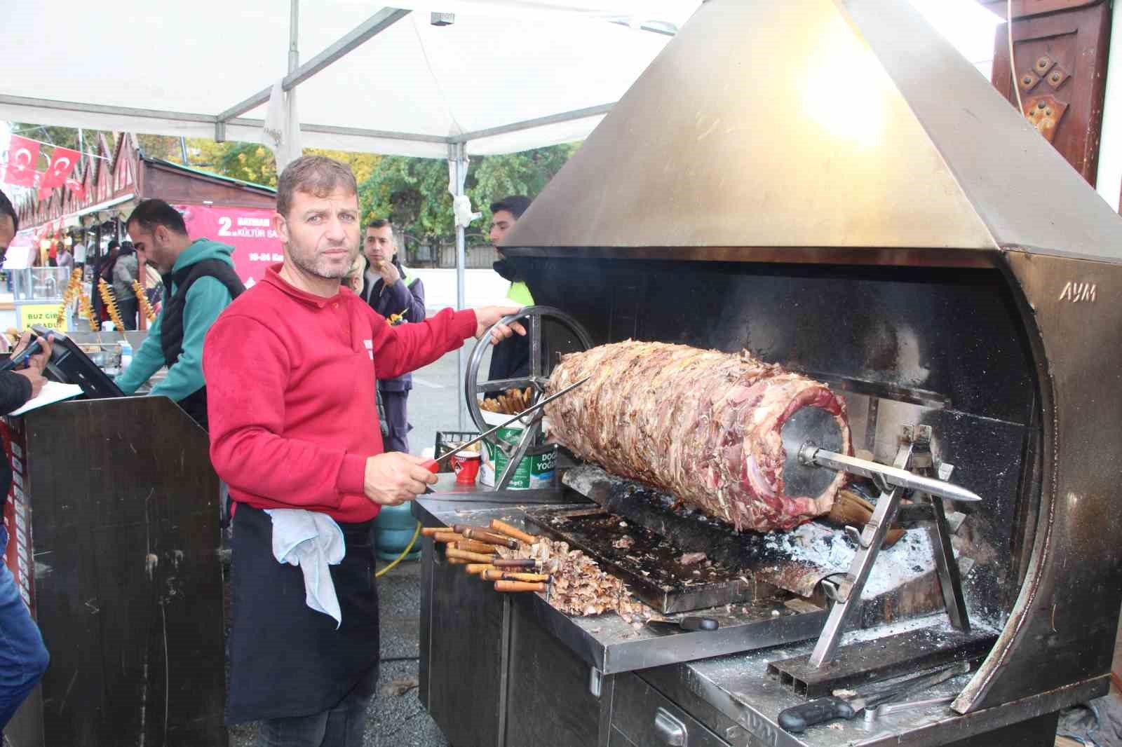 Batman’da gastronomi festivalinde Erzurum çağ kebabına yoğun ilgi
?v=1