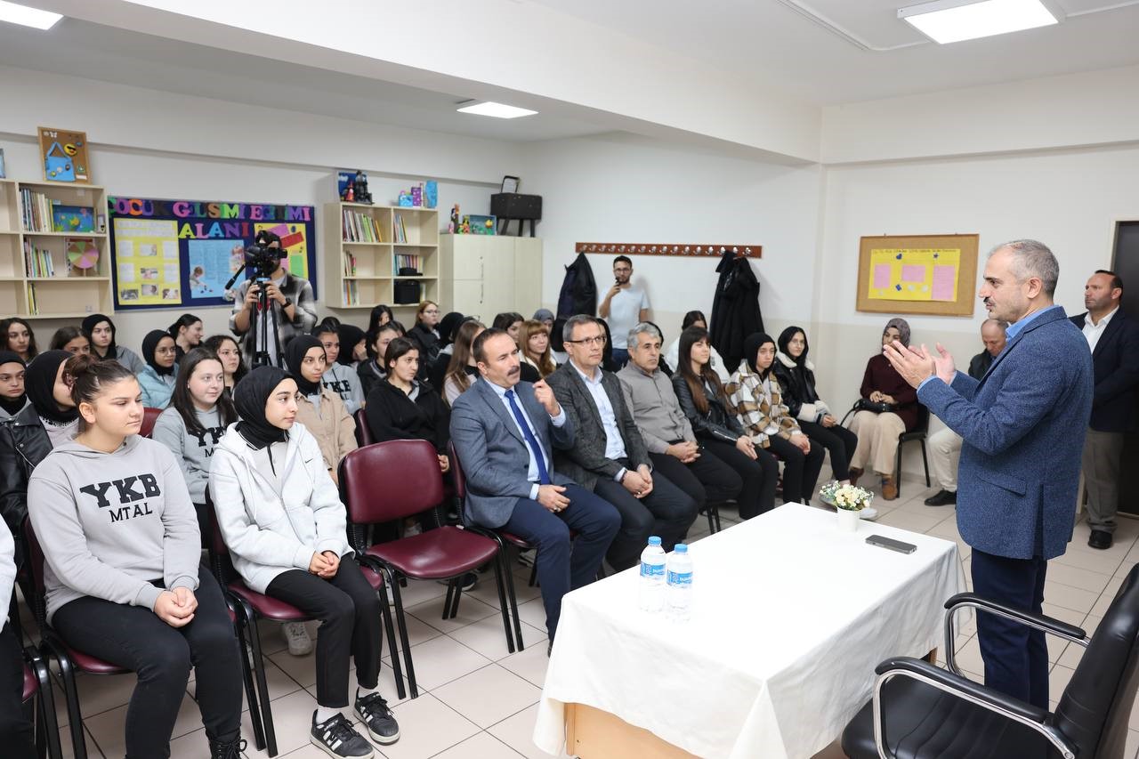 Başkan Çiftçi’den gençlere:  Hayatta karşılaştığınız herkes sizin için bir tecrübedir 
