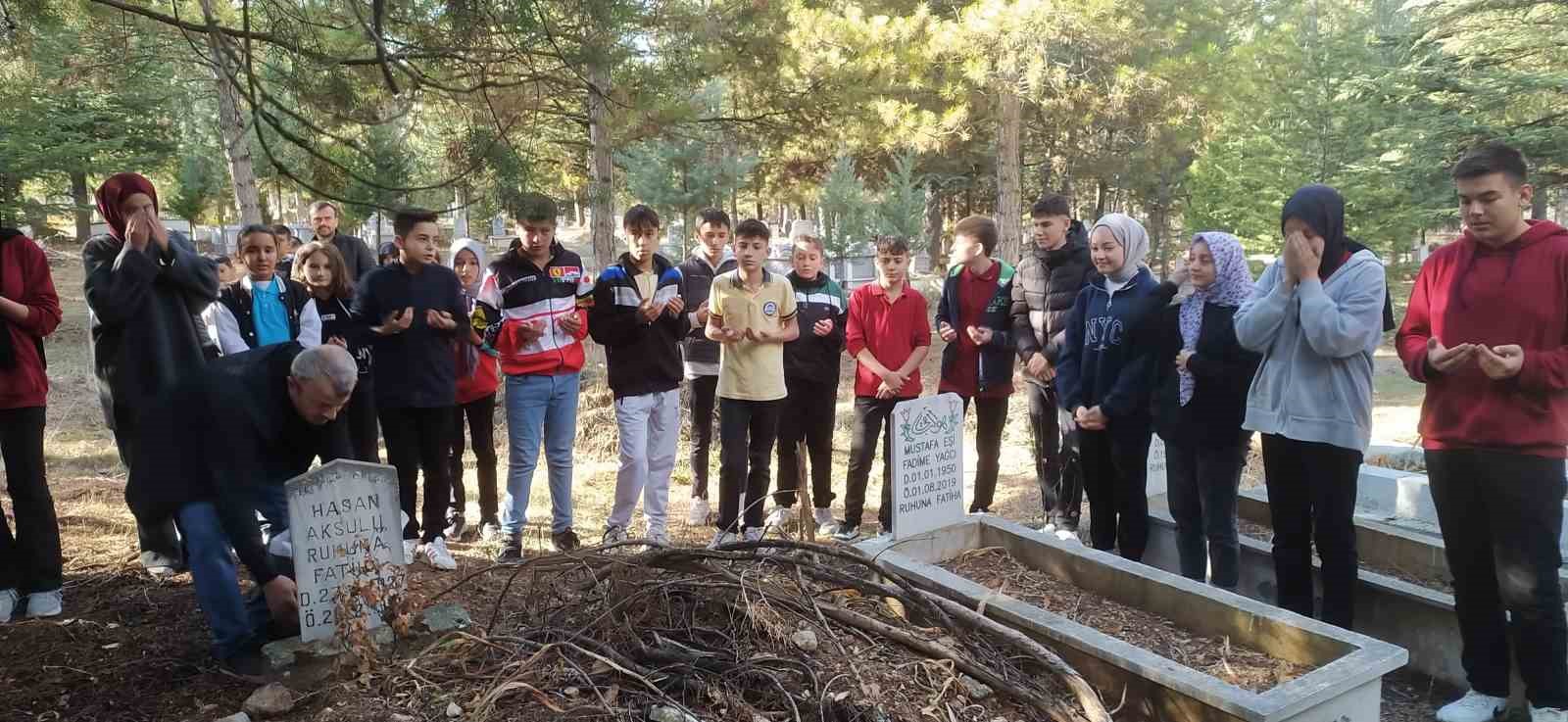 Hisarcık’ta vefat eden öğretmenlerin mezarları ziyaret edildi
?v=1