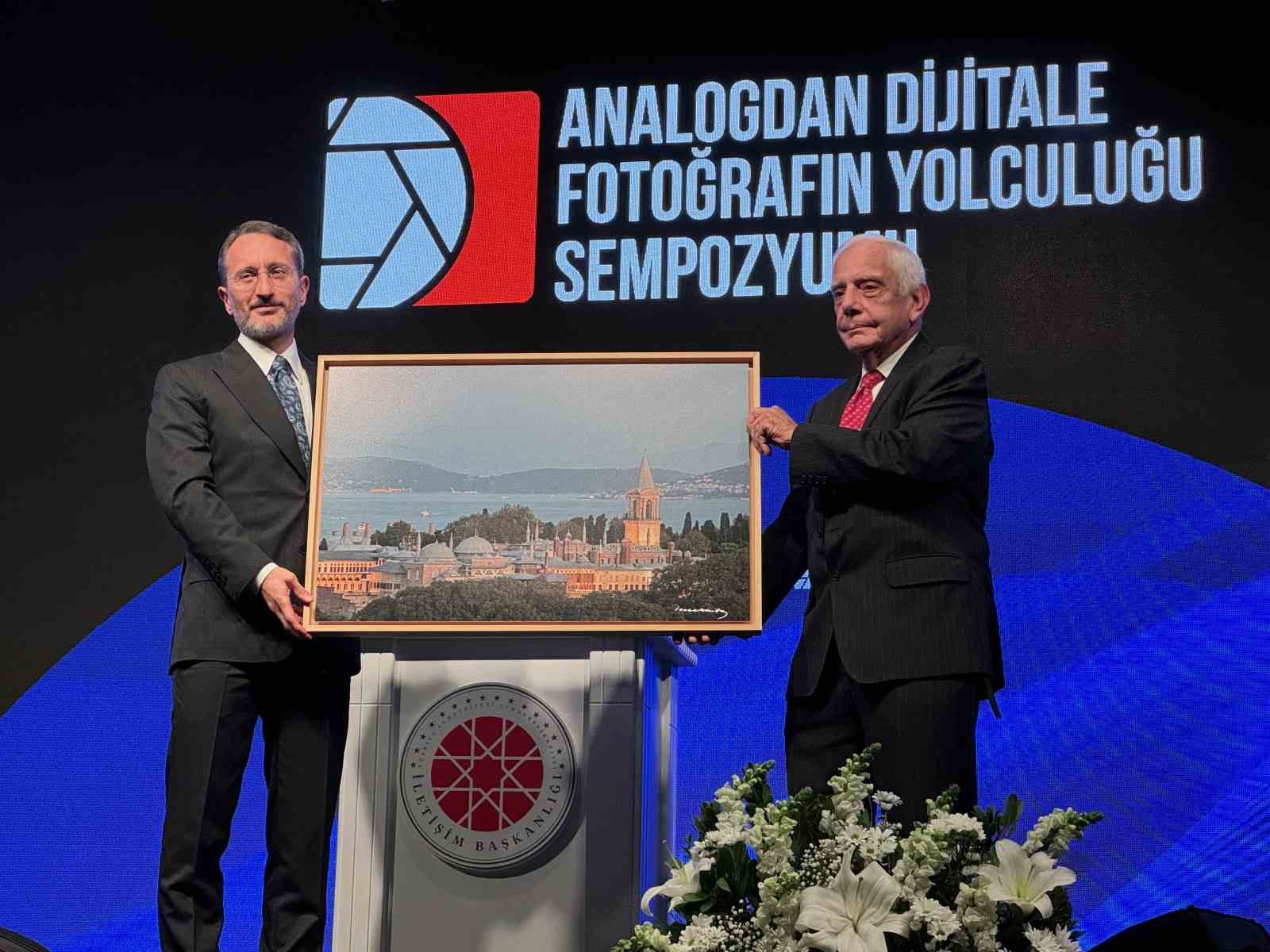 İletişim Başkanı Altun,  İzzet Keribar Fotoğraf Sergisi  ve  Analogdan Dijitale Fotoğrafın Yolculuğu Sempozyumu na katıldı
