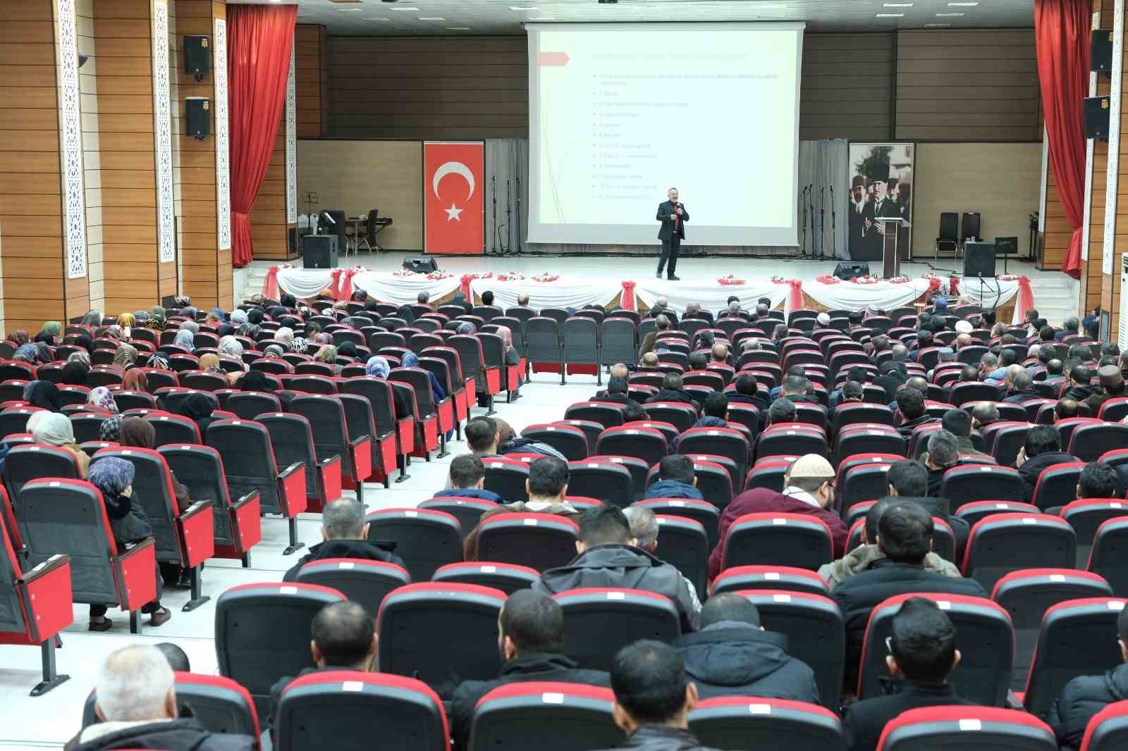  Değerleriyle Güçlü Ailem  konulu konferans verildi
