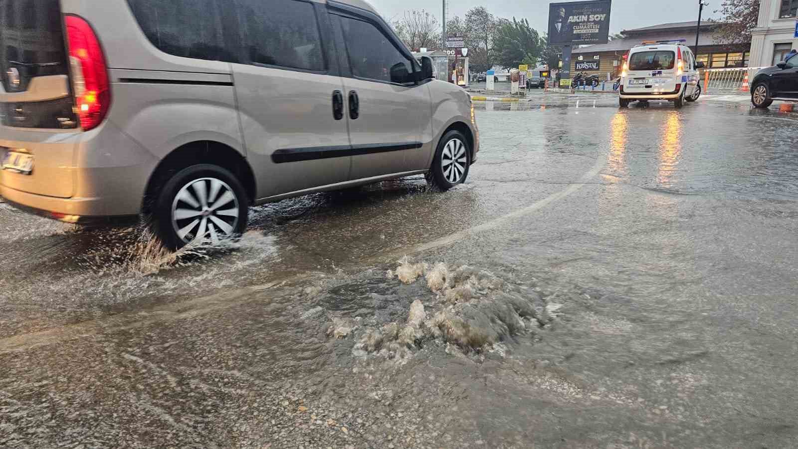 Bandırma’da sağanak yağış yolları göle çevirdi
