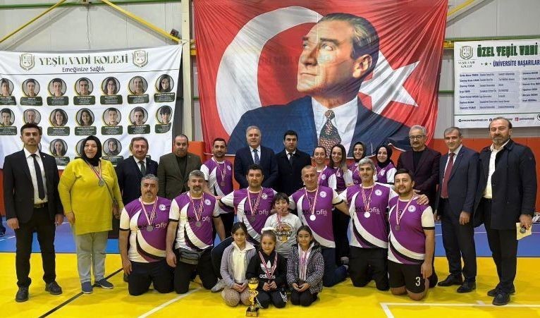 Voleybol turnuvasında öğretmenler arasında kıyasıya mücadele
?v=1