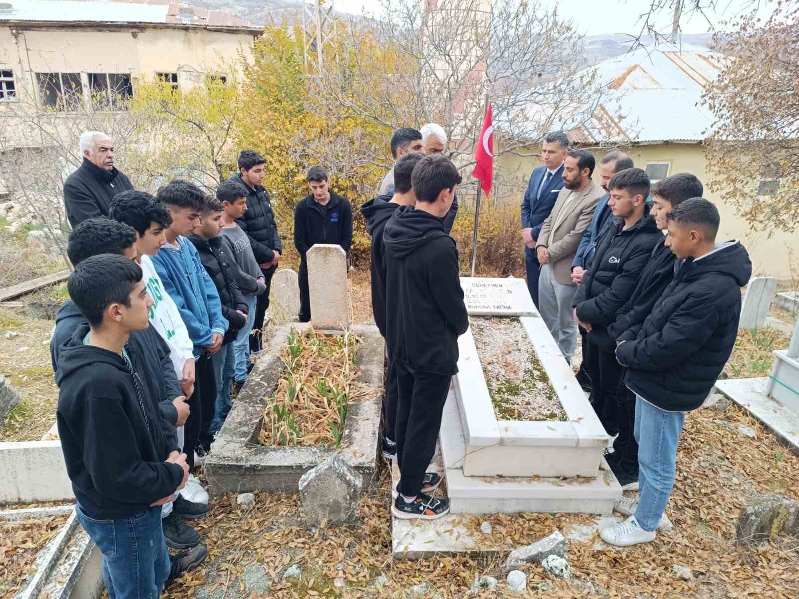 Şehit öğretmen Yaşar Uytun, kabri başında anıldı
